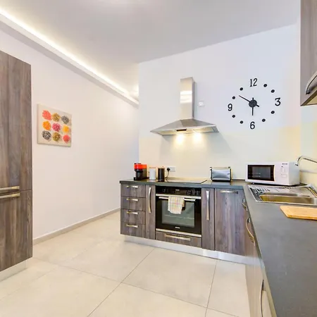 Amazing Location In St Julian's, Paceville 2 Bedroom, With Balcony By Vaganza *