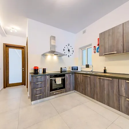 Amazing Location In St Julian's, Paceville 2 Bedroom, With Balcony By Vaganza דירה Saint Julian's