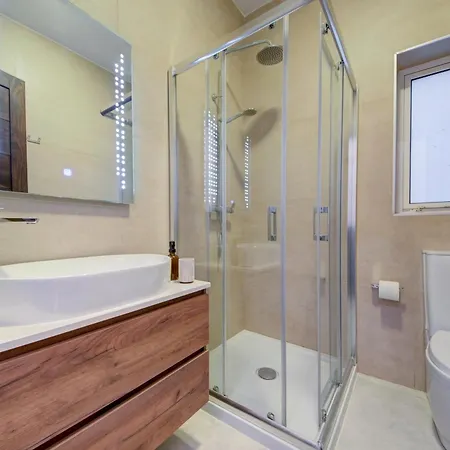 Amazing Location In St Julian's, Paceville 2 Bedroom, With Balcony By Vaganza *