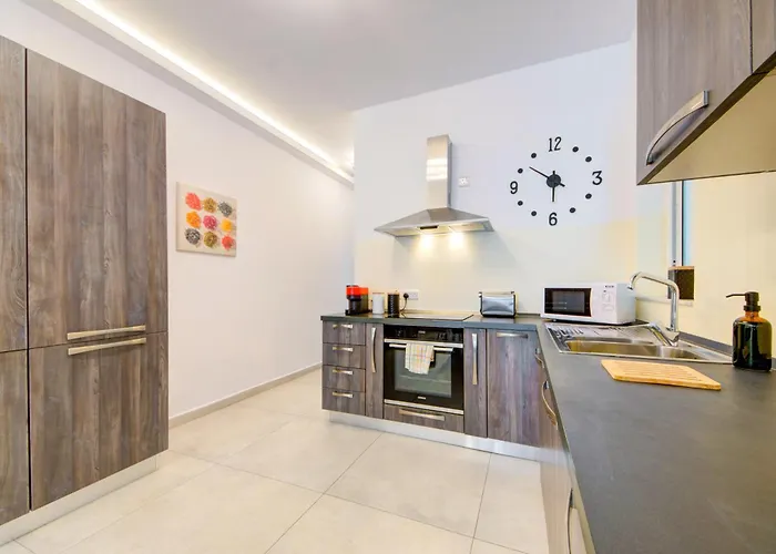 Amazing Location In St Julian's, Paceville 2 Bedroom, With Balcony By Vaganza *