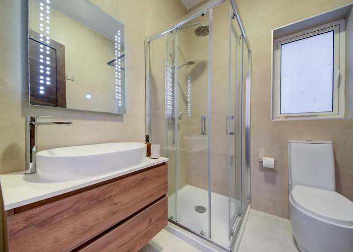 Amazing Location In St Julian's, Paceville 2 Bedroom, With Balcony By Vaganza *