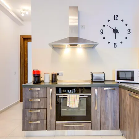 아파트 2 Bedroom With Balcony In St Julians, Paceville By Vaganza *