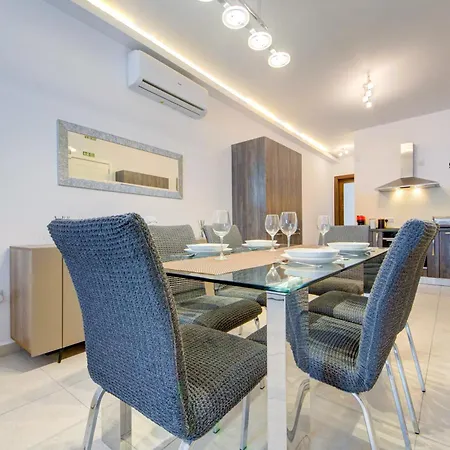 2 Bedroom With Balcony In St Julians, Paceville By Vaganza Apartment *