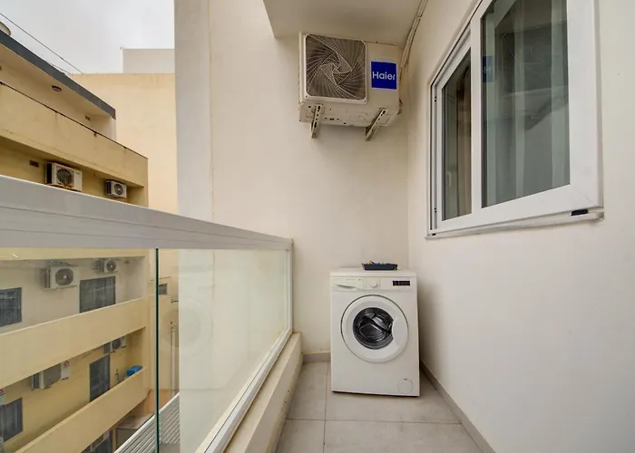 Amazing Location In St Julian's, Paceville 2 Bedroom, With Balcony By Vaganza Apartment