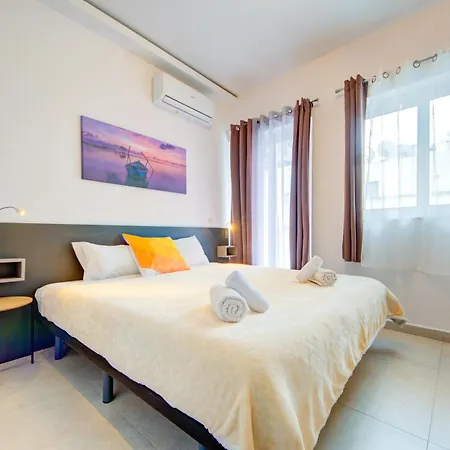 Amazing Location In St Julian's, Paceville 2 Bedroom, With Balcony By Vaganza Lägenhet